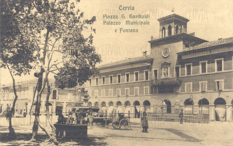 Cervia - Piazza G. Garibaldi Palazzo Municipale e Fontana