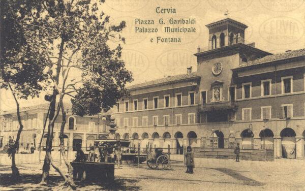 Piazza G. Garibaldi Palazzo Municipale e Fontana